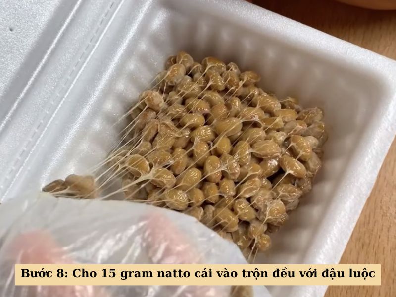 Bước 8: Cho natto cái vào trộn đều cùng với đậu