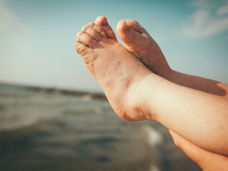 Đi chân trần trên cát